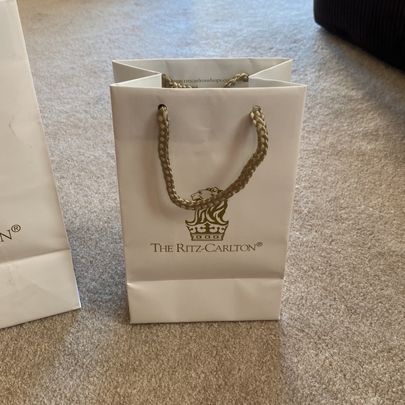 Bundle of 2 Ritz-Carlton shopping gift bags - Picture 6 of 13